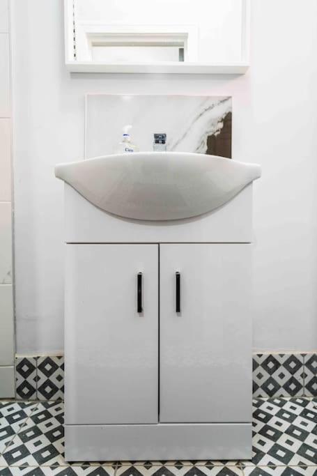 Апартаменты Modern Flat In Moseley With Free Parking Бирмингем Экстерьер фото